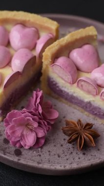 Böğürtlen aromalı tatlı cheesecake, pembe kalplerle süslenmiş, Sevgililer Günü için tatlı