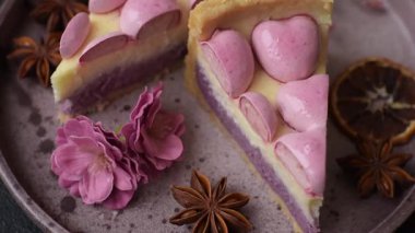 Böğürtlen aromalı tatlı cheesecake, pembe kalplerle süslenmiş, Sevgililer Günü için tatlı
