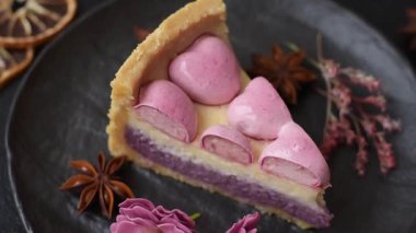 Böğürtlen aromalı tatlı cheesecake, pembe kalplerle süslenmiş, Sevgililer Günü için tatlı