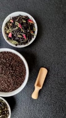 Siyah çay, koyu beton arka planda kasede ezilmiş.