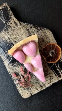 Böğürtlen aromalı tatlı cheesecake, pembe kalplerle süslenmiş, Sevgililer Günü için tatlı