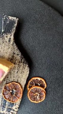 Böğürtlen aromalı tatlı cheesecake, pembe kalplerle süslenmiş, Sevgililer Günü için tatlı