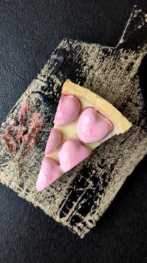 Böğürtlen aromalı tatlı cheesecake, pembe kalplerle süslenmiş, Sevgililer Günü için tatlı