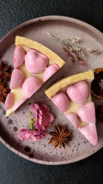 Böğürtlen aromalı tatlı cheesecake, pembe kalplerle süslenmiş, Sevgililer Günü için tatlı