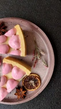 Böğürtlen aromalı tatlı cheesecake, pembe kalplerle süslenmiş, Sevgililer Günü için tatlı