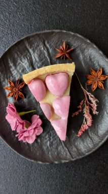 Böğürtlen aromalı tatlı cheesecake, pembe kalplerle süslenmiş, Sevgililer Günü için tatlı