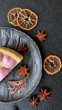 Böğürtlen aromalı tatlı cheesecake, pembe kalplerle süslenmiş, Sevgililer Günü için tatlı