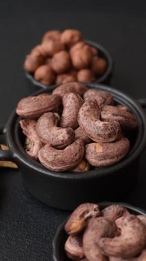 Koyu beton arka planda kabuklu kaju fıstığı.