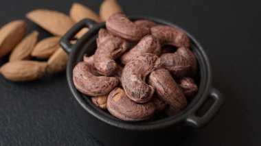 Koyu beton arka planda kabuklu kaju fıstığı.