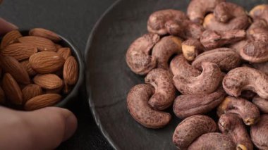 Koyu beton arka planda kabuklu kaju fıstığı.