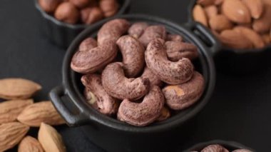 Koyu beton arka planda kabuklu kaju fıstığı.