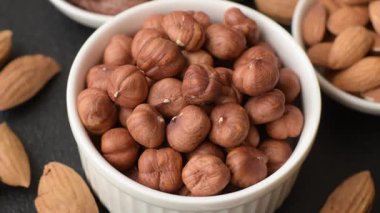 Koyu beton arka planda kabuksuz çiğ fındık.