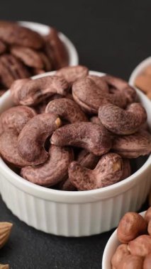 Koyu beton arka planda kabuklu kaju fıstığı.