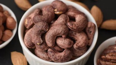 Koyu beton arka planda kabuklu kaju fıstığı.