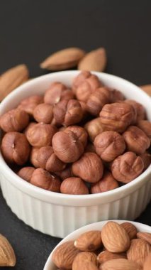 Koyu beton arka planda kabuksuz çiğ fındık.