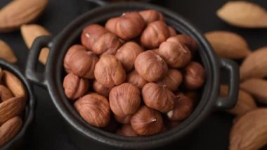 Koyu beton arka planda kabuksuz çiğ fındık.