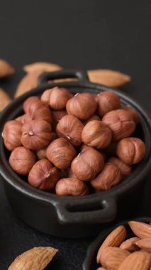 Koyu beton arka planda kabuksuz çiğ fındık.