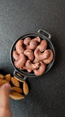 Koyu beton arka planda kabuklu kaju fıstığı.