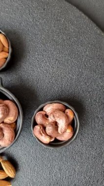 Koyu beton arka planda kabuklu kaju fıstığı.