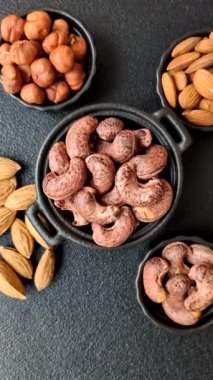 Koyu beton arka planda kabuklu kaju fıstığı.