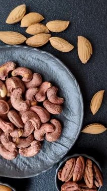 Koyu beton arka planda kabuklu kaju fıstığı.