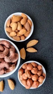 Koyu beton arka planda kabuklu kaju fıstığı.