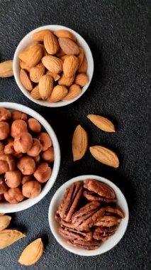 Koyu beton arka planda kabuksuz çiğ fındık.