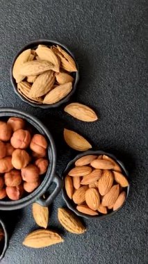 Koyu beton arka planda kabuksuz çiğ fındık.