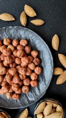 Koyu beton arka planda kabuksuz çiğ fındık.