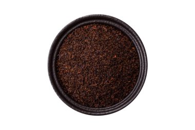 Siyah çay beyaz arka planda kasede ezilmiş.