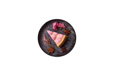 Böğürtlen aromalı tatlı cheesecake, pembe kalplerle süslenmiş, Sevgililer Günü için tatlı