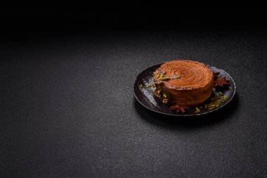 Yuvarlak poğaçalı kruvasan, şam fıstığı dolgulu veya koyu beton zemin üzerinde New York rulosu.