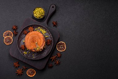 Yuvarlak poğaçalı kruvasan, şam fıstığı dolgulu veya koyu beton zemin üzerinde New York rulosu.