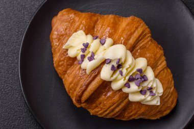 Koyu beton arka planda böğürtlenli taze kruvasan.