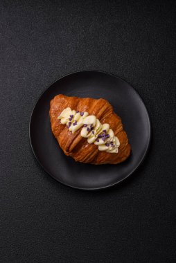 Koyu beton arka planda böğürtlenli taze kruvasan.