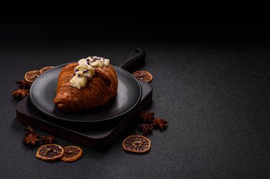 Koyu beton arka planda böğürtlenli taze kruvasan.