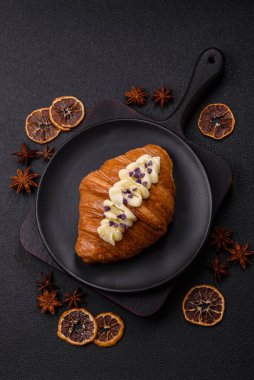 Koyu beton arka planda böğürtlenli taze kruvasan.