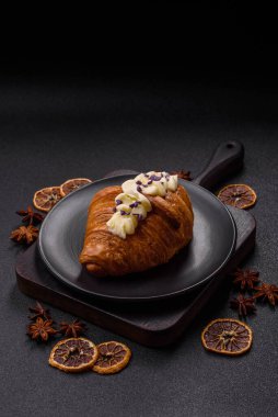 Koyu beton arka planda böğürtlenli taze kruvasan.