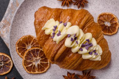 Koyu beton arka planda böğürtlenli taze kruvasan.