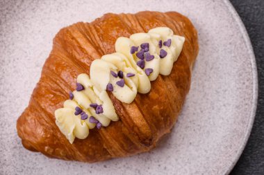 Koyu beton arka planda böğürtlenli taze kruvasan.