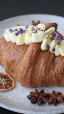 Koyu beton arka planda böğürtlenli taze kruvasan.