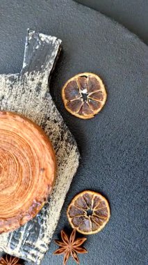 Yuvarlak poğaçalı kruvasan, şam fıstığı dolgulu veya koyu beton zemin üzerinde New York rulosu.