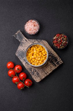 Koyu beton arka planda kasede tatlı sarı mısır konservesi