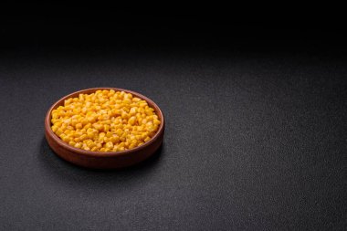 Koyu beton arka planda kasede tatlı sarı mısır konservesi