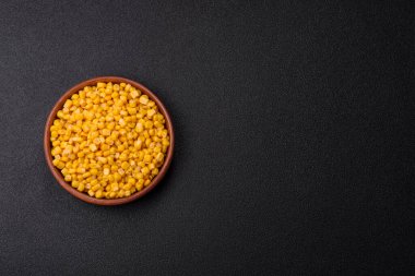 Koyu beton arka planda kasede tatlı sarı mısır konservesi