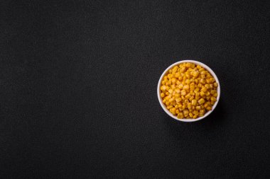 Koyu beton arka planda kasede tatlı sarı mısır konservesi