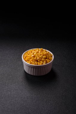 Koyu beton arka planda kasede tatlı sarı mısır konservesi