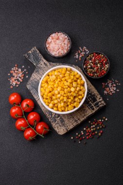 Koyu beton arka planda kasede tatlı sarı mısır konservesi