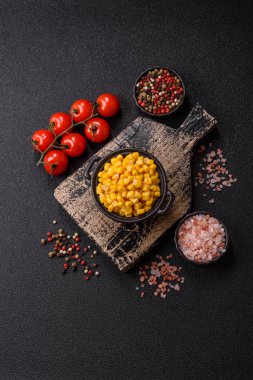 Koyu beton arka planda kasede tatlı sarı mısır konservesi