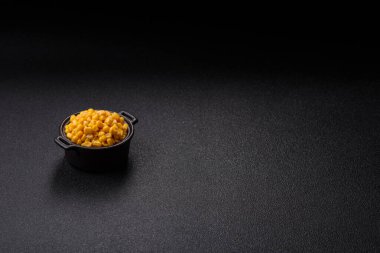 Koyu beton arka planda kasede tatlı sarı mısır konservesi